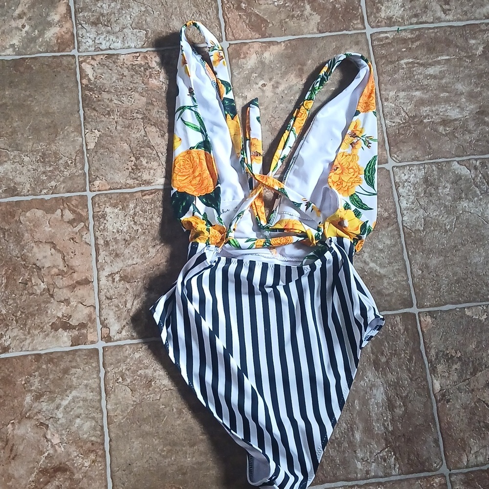 NWT Cupshe One-Piece Swimsuit - Yellow Floral And Black White Striped Size L - Picture 5 of 5